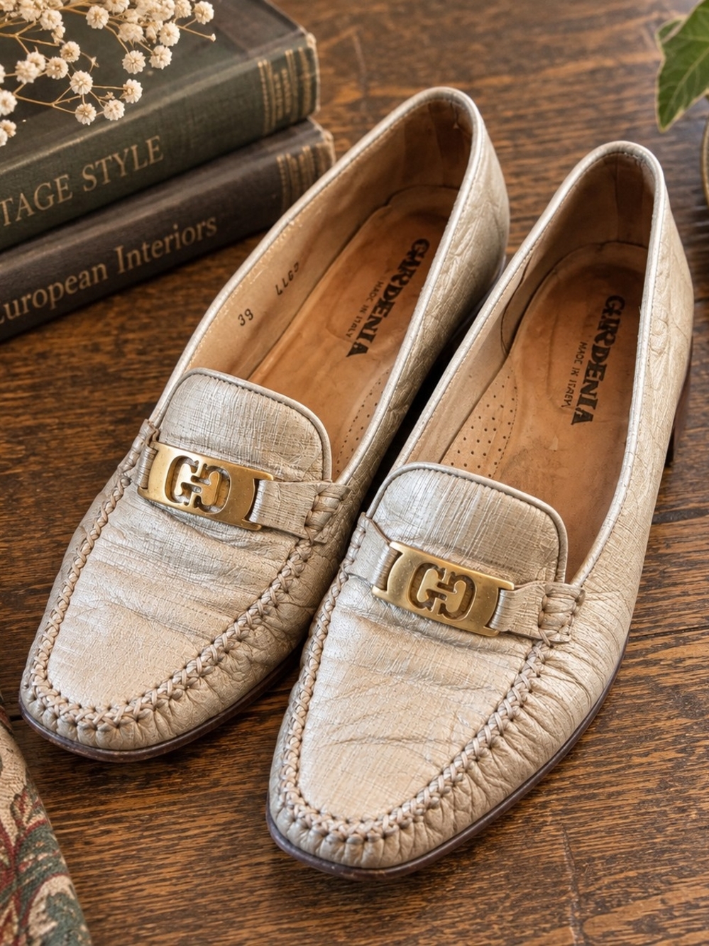 Vintage Gardenia Italy Champagne Leather Loafers 39 Gold Hardware Moccasin